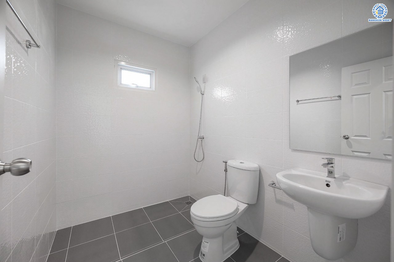 บ้านมือสองตกแต่งใหม่ โครงการ บุษราคัมรีเจนท์ ปิ่นเกล้า-บรมราชชนนี เนื้อที่  67.50 ตร.ว. ฟังก์ชัน 3 ห้องนอน 3 ห้องน้ำ จอดรถได้ 2 คัน สภาพแวดล้อมดี เดินทางเข้าสู่เมืองได้สะดวกเชื่อมต่อ ถนนพุทธมณฑลสาย 2, ถนนบรมราชชนนี, ถนนกาญจนาภิเษก, ถนนศาลาธรรมสพน์ ใกล้เซ็นทรัลปิ่นเกล้า, ตลาดสดธนบุรี และจุดขึ้นทางด่วน "ศรีรัช"